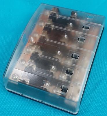 Коробка предохранителей с прозрачной крышкой из поликарбоната и светодиодными индикаторами обрыва предохранителя